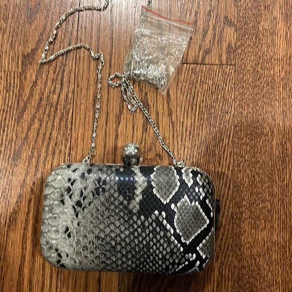 Snakeskin faux clutch black and grey with Crystal skull latch and 2 chains - Picture 4 of 5